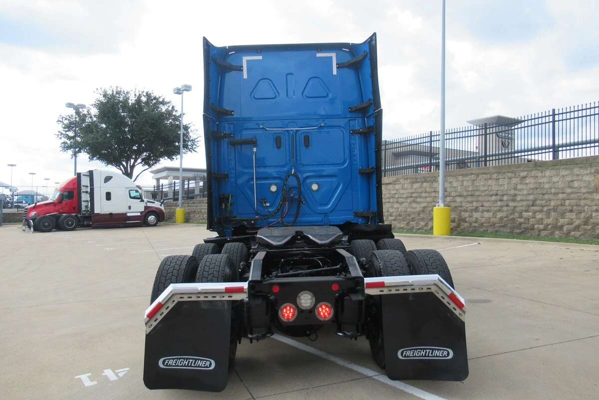 2023 Freightliner Cascadia — photo 8