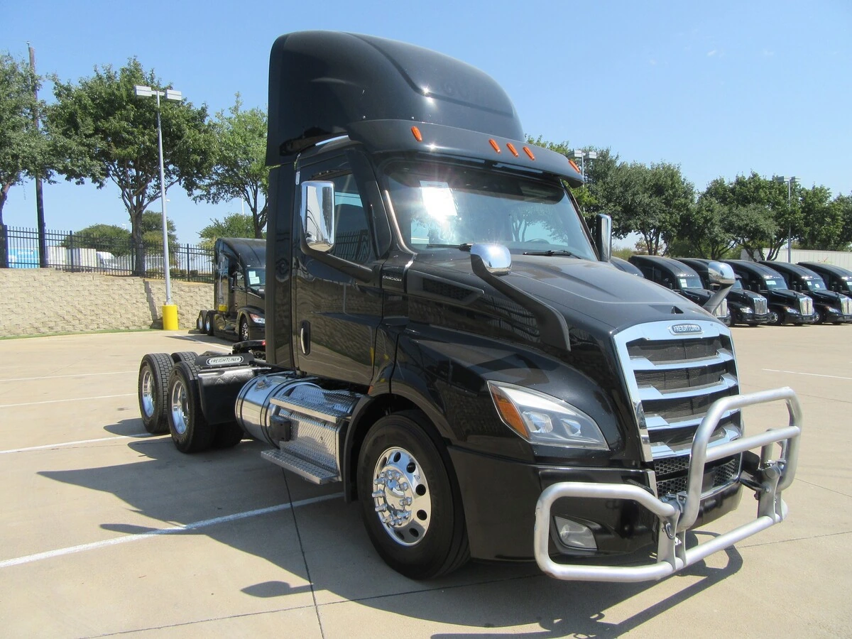 2023 Freightliner Cascadia — photo 2