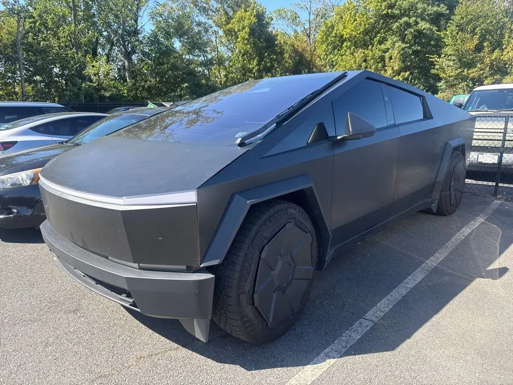 2024 Tesla Cybertruck photo 2