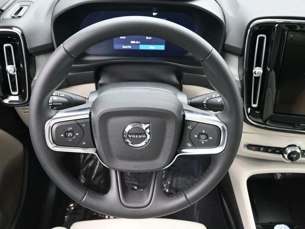 2026 Volvo - image 18