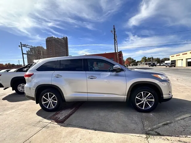 2017 Toyota Highlander SE XLE photo 4