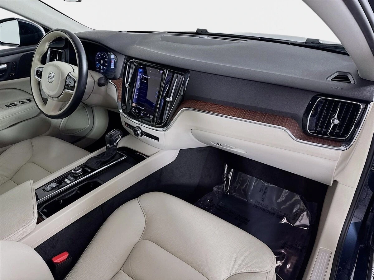 2021 Volvo - image 30