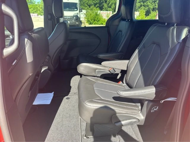 2026 Chrysler Pacifica Select - Photo 10