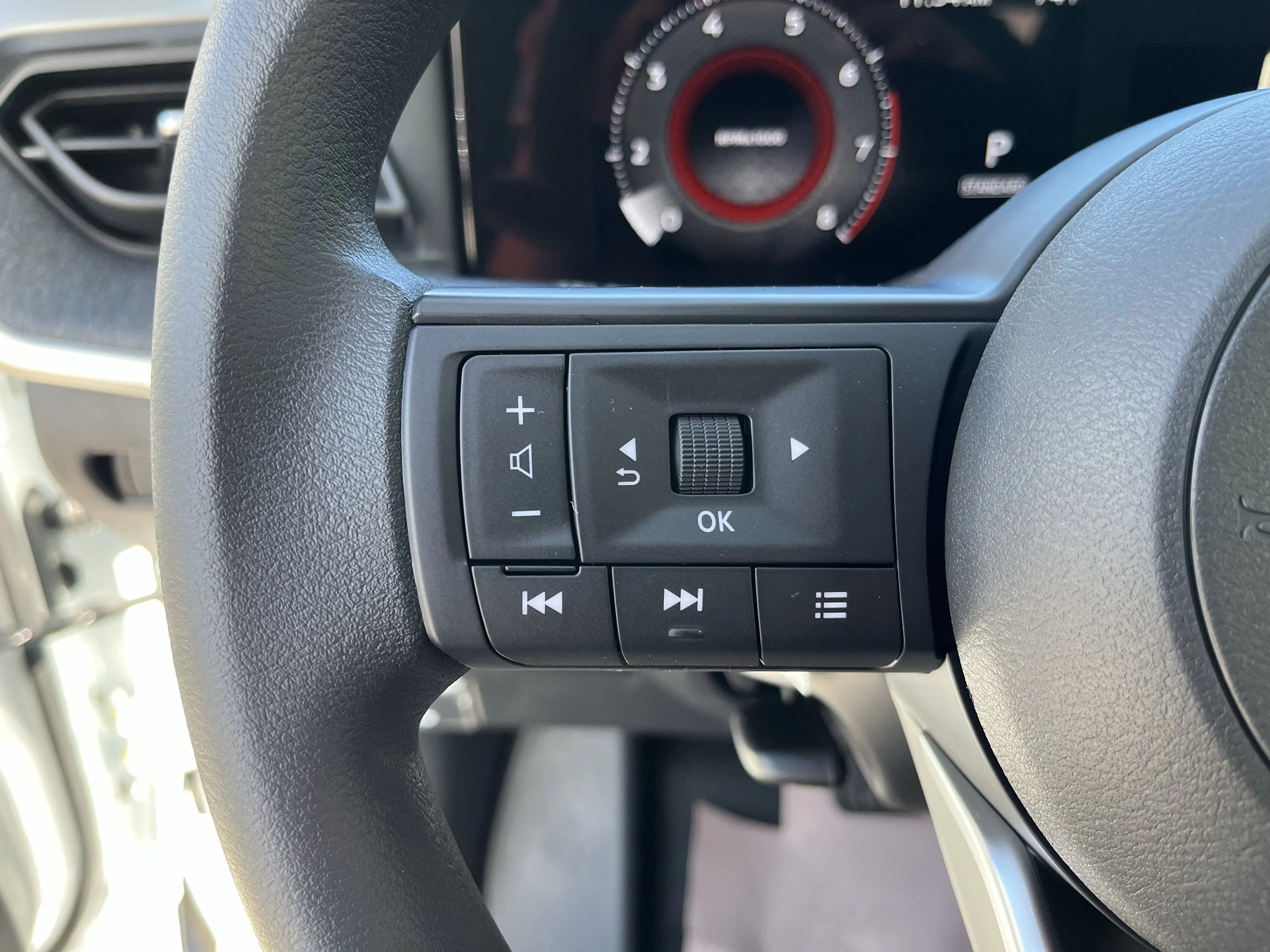 2026 Nissan Kicks SV photo 10