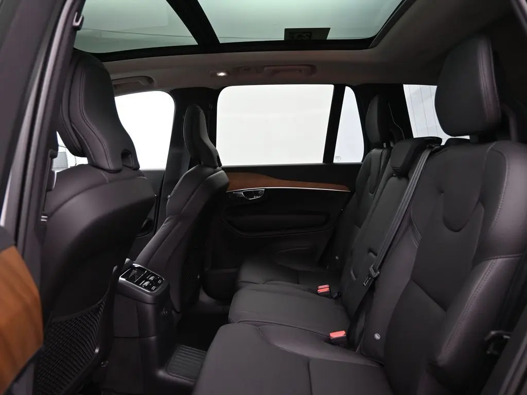 2025 Volvo - image 25