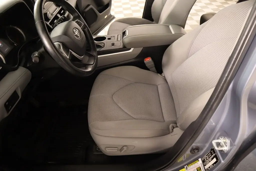 2022 Toyota Highlander LE photo 2