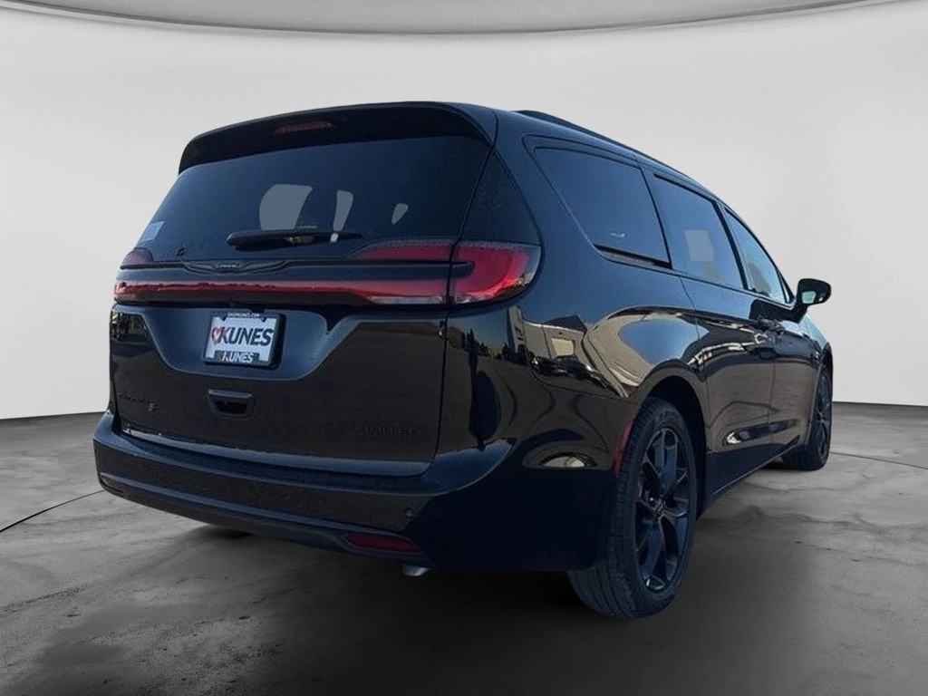 2026 Chrysler Pacifica Limited - Photo 16