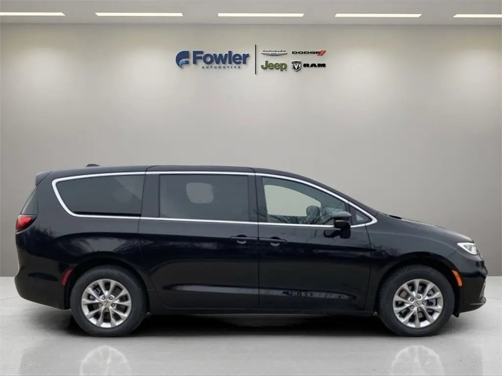 2025 Chrysler Pacifica photo 4
