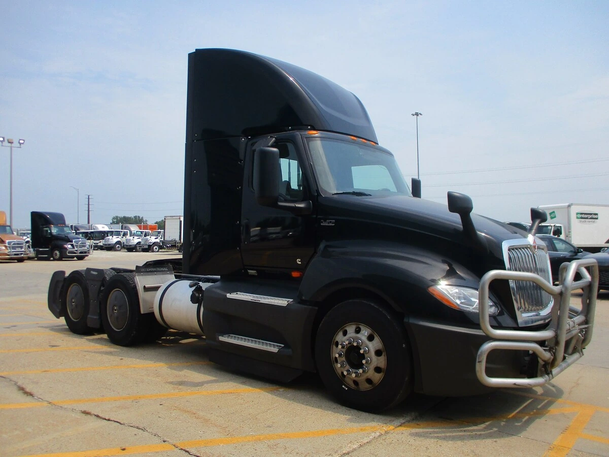 2022 International LT in Altoona, IA — photo 3