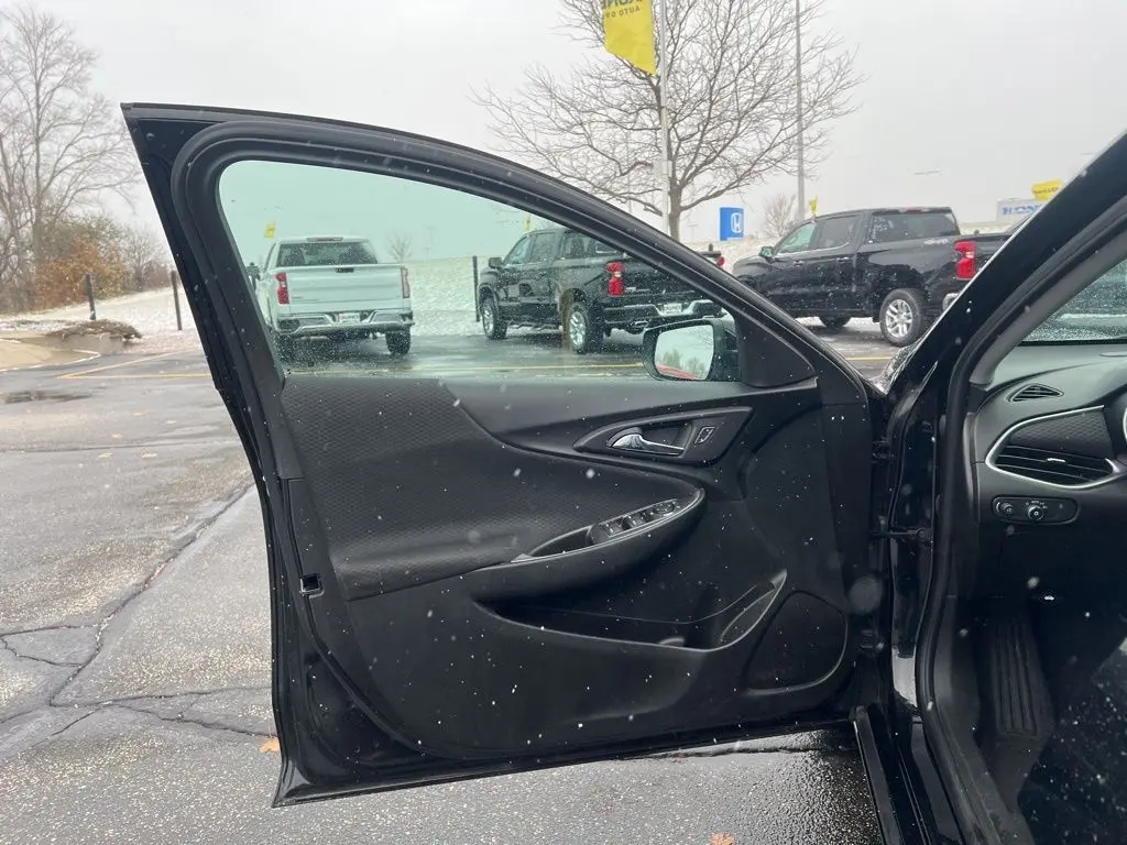 2023 Chevrolet Malibu 1LT photo 4