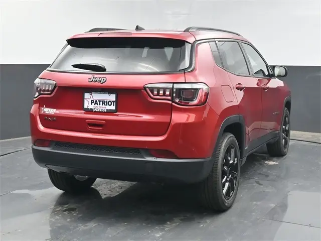 2026 Jeep Compass Latitude photo 3