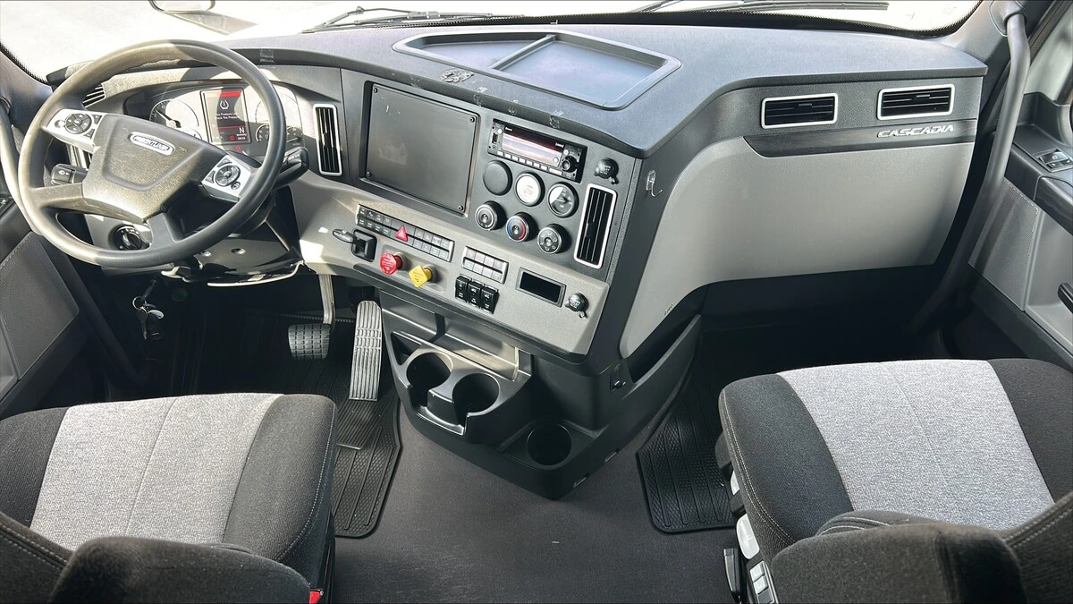 2025 Freightliner Cascadia — photo 5