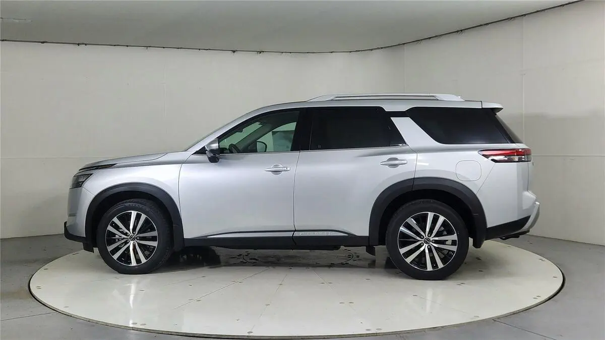 2025 Nissan Pathfinder Platinum photo 3