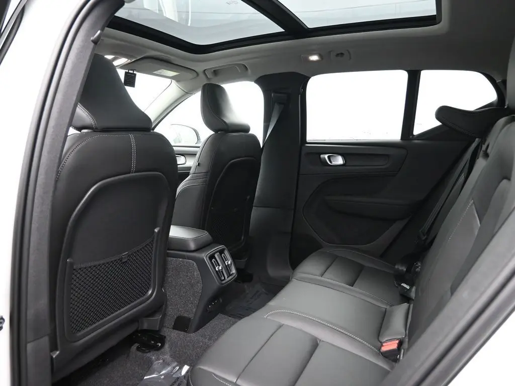 2025 Volvo - image 22