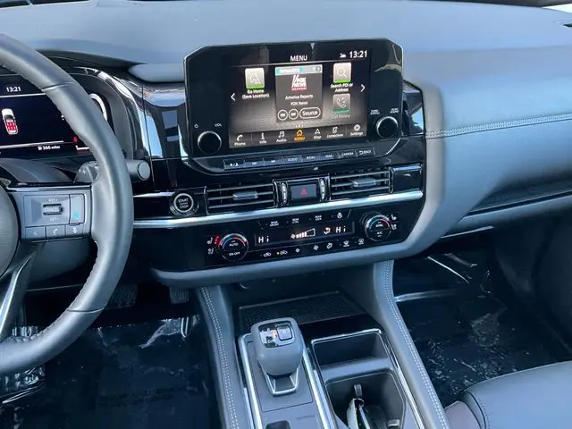 2024 Nissan Pathfinder Platinum photo 4