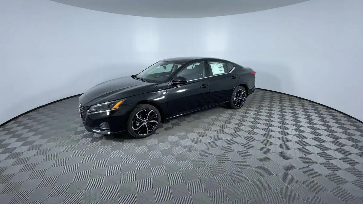 2025 Nissan Altima SR photo 4