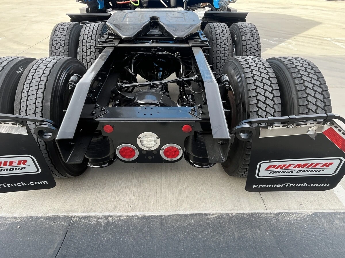 2022 Freightliner Cascadia - image 6