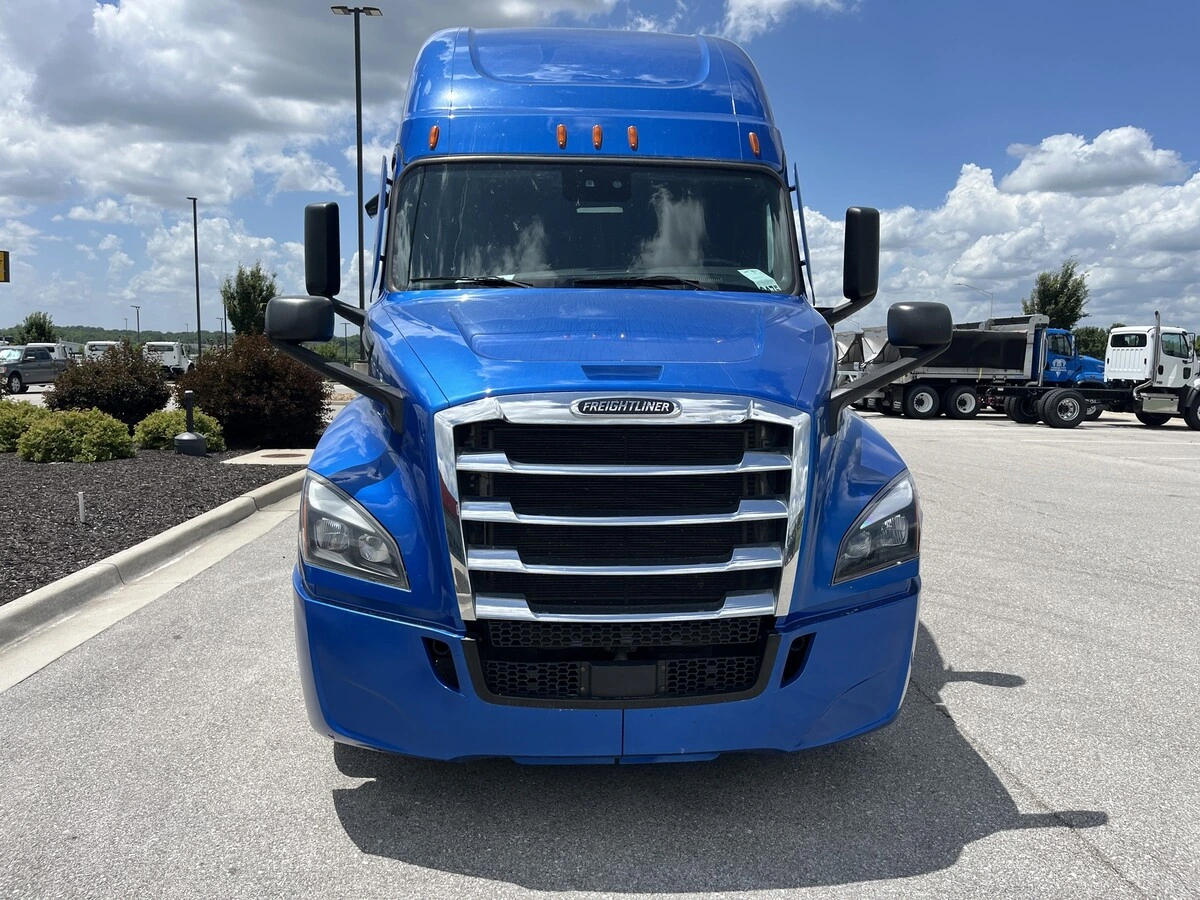 2022 Freightliner Cascadia — photo 2