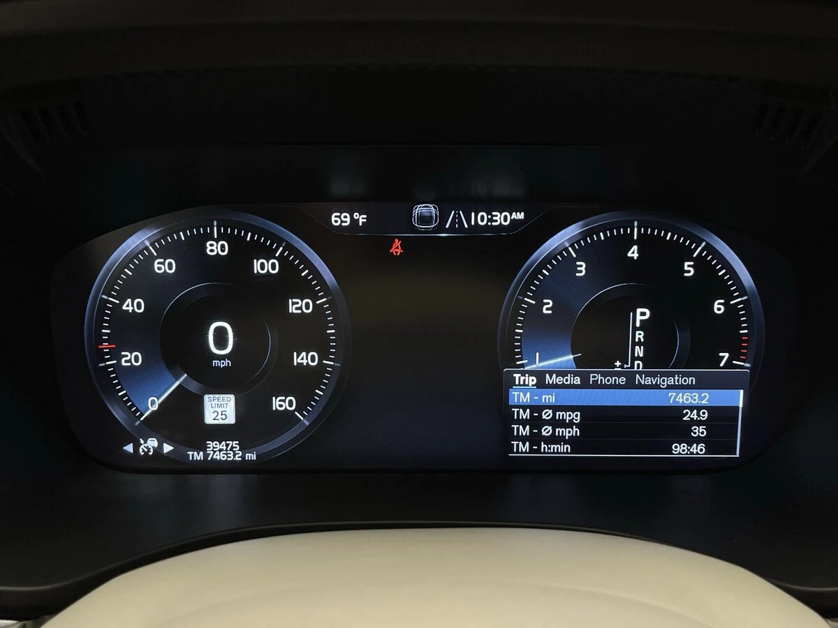 2020 Volvo - image 13