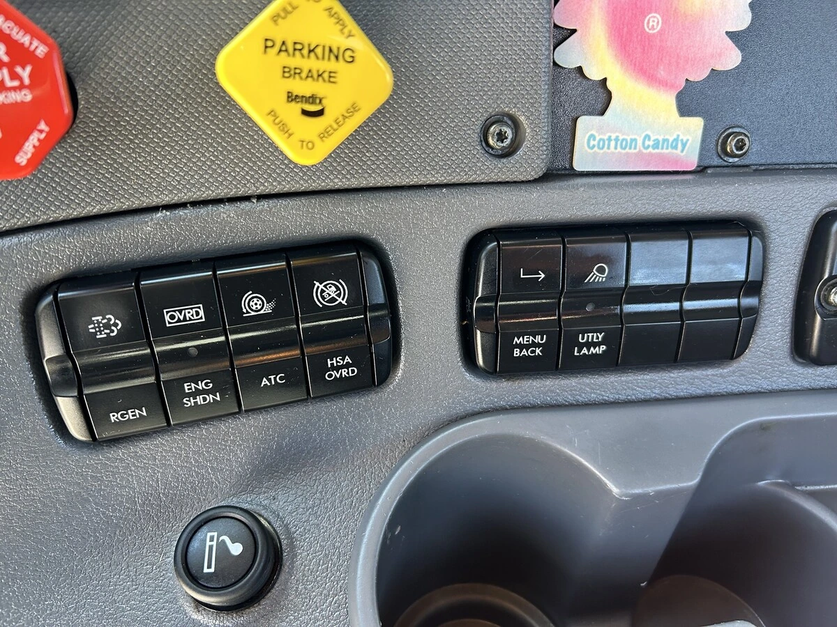 2016 Freightliner Cascadia - image 24