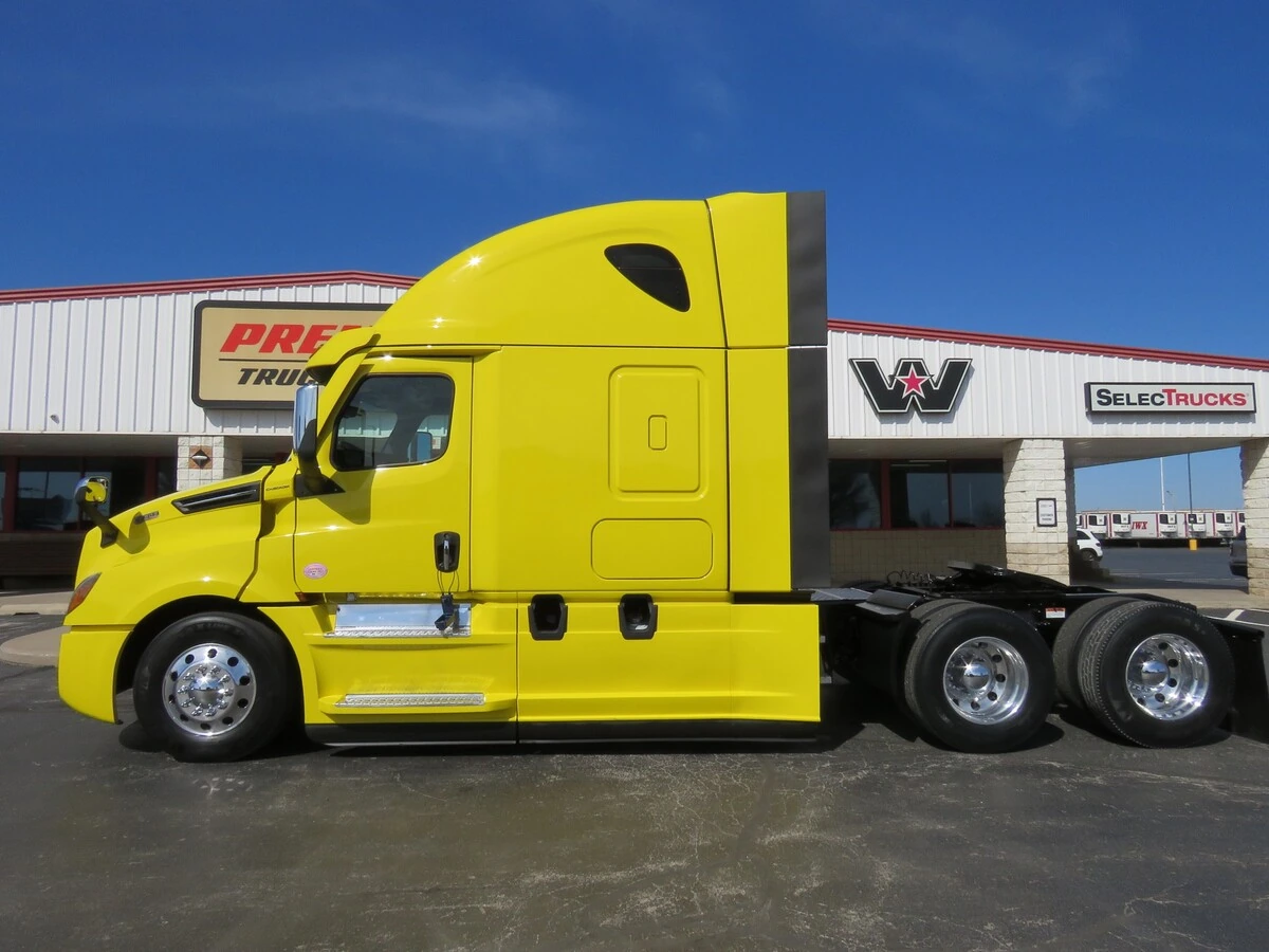 2022 Freightliner Cascadia - image 2