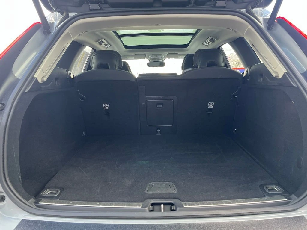 2025 Volvo - image 6