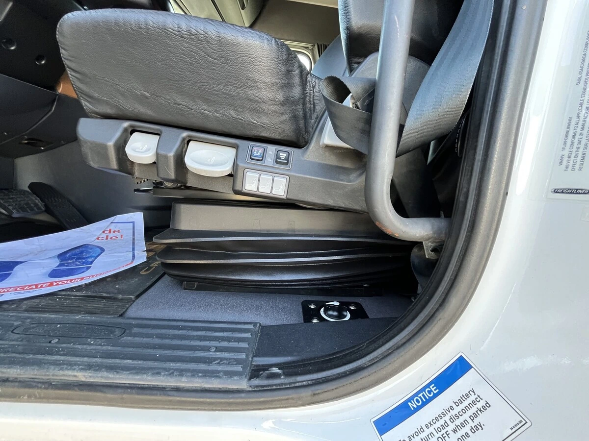 2022 Freightliner Cascadia - image 17