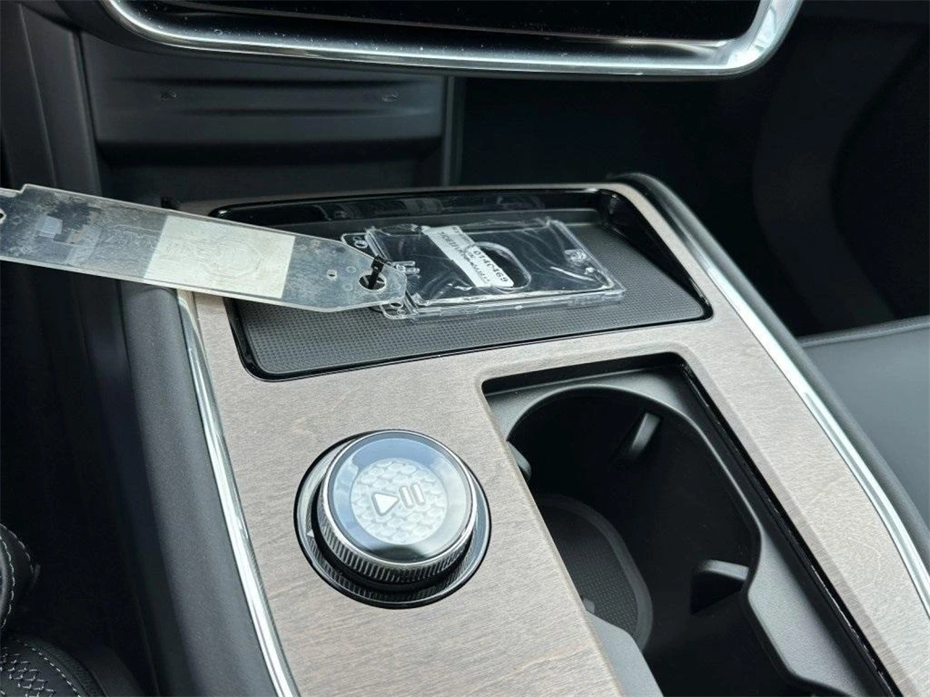 2025 Volvo - image 23