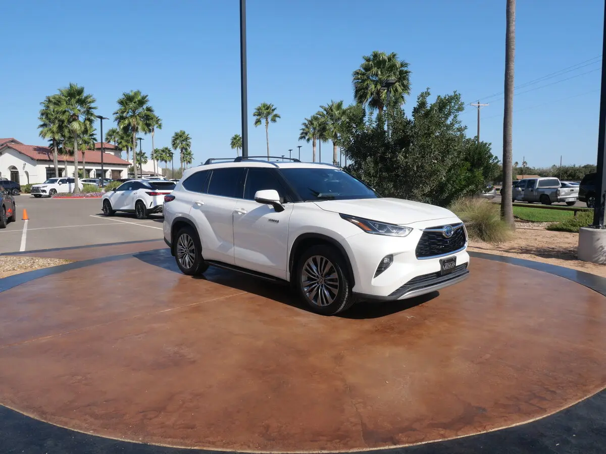 2021 Toyota Highlander Platinum's photo