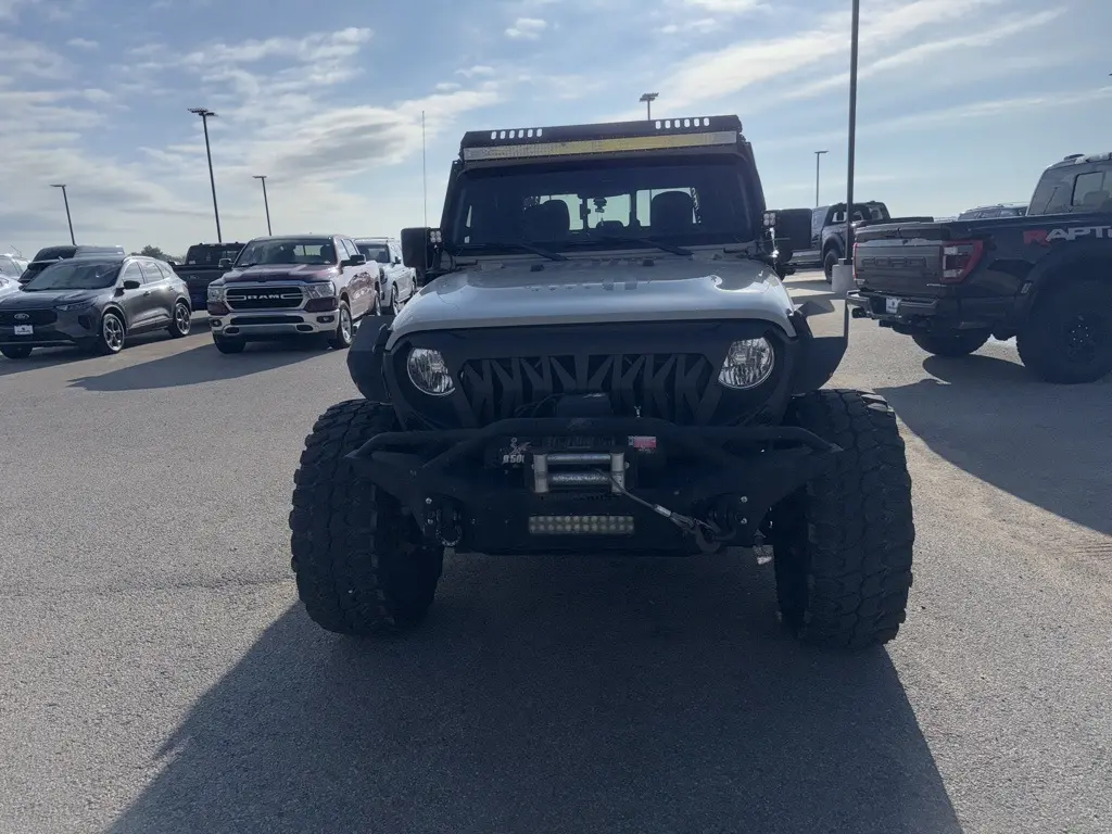 2020 Jeep Gladiator Sport photo 2