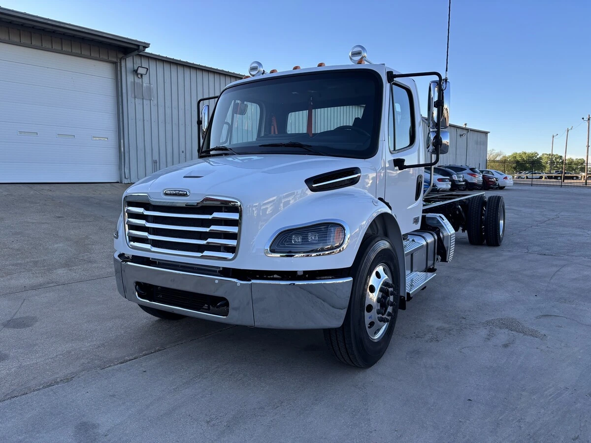 2027 Freightliner M2 106 - image 2