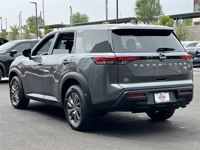 2025 Nissan Pathfinder S photo 3