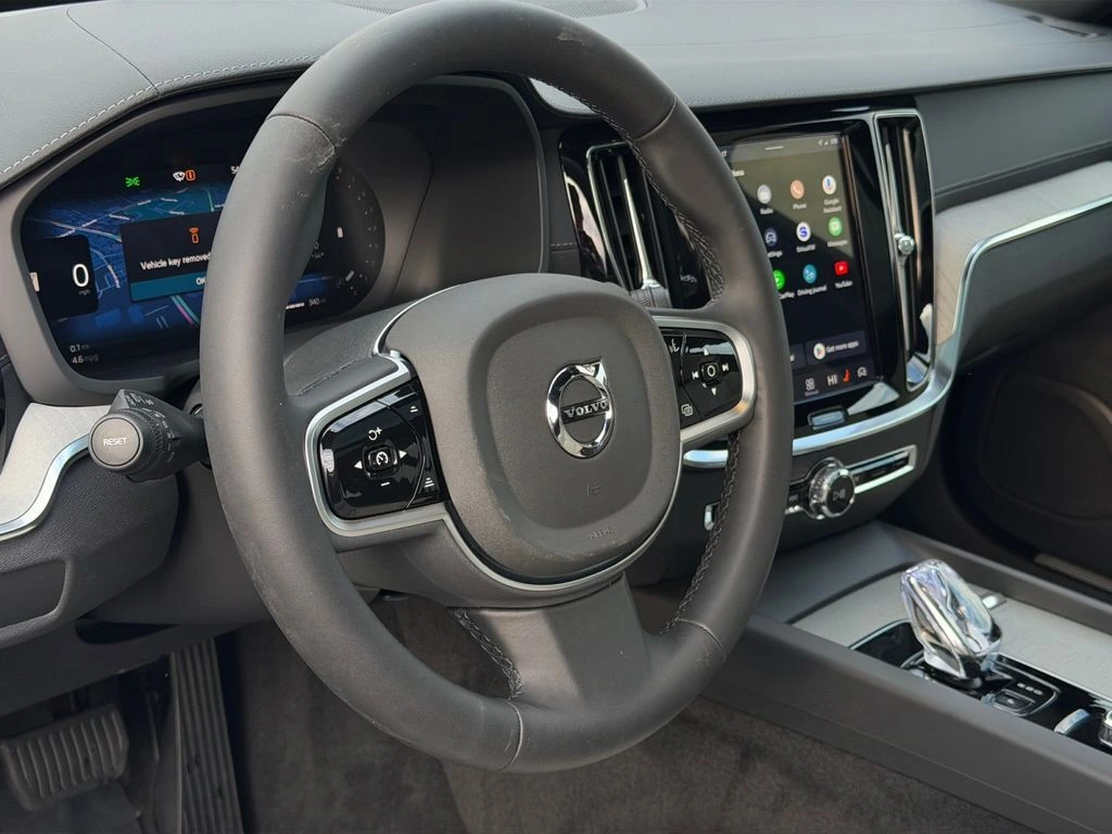 2025 Volvo - image 18