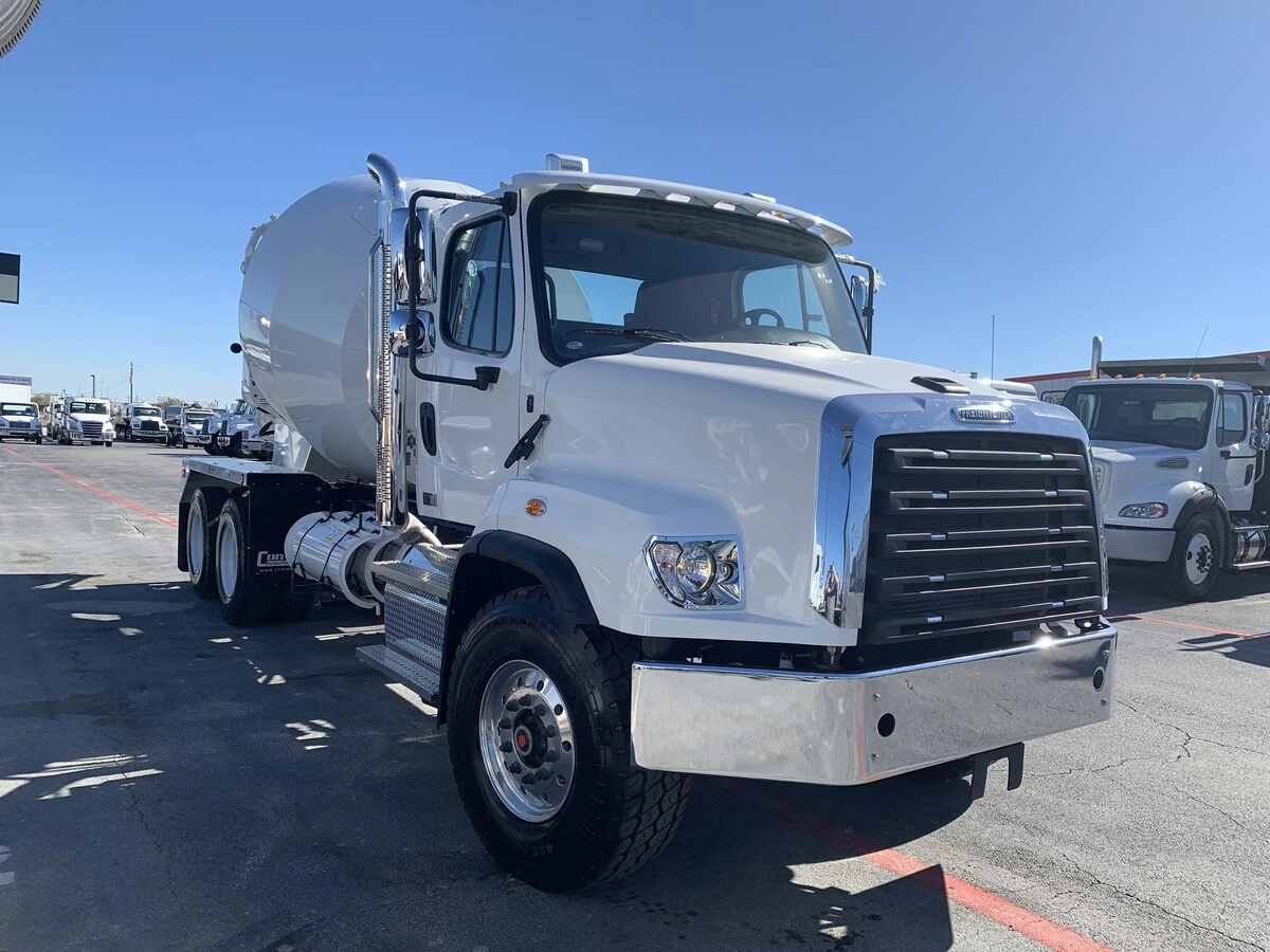 2027 Freightliner 114SD — photo 3