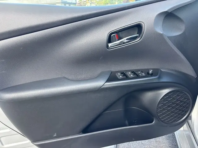 2017 Toyota Prius Four photo 18