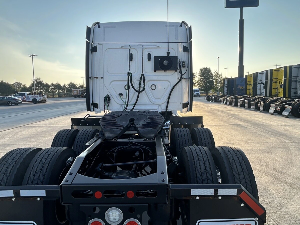 2024 Freightliner Cascadia — photo 5