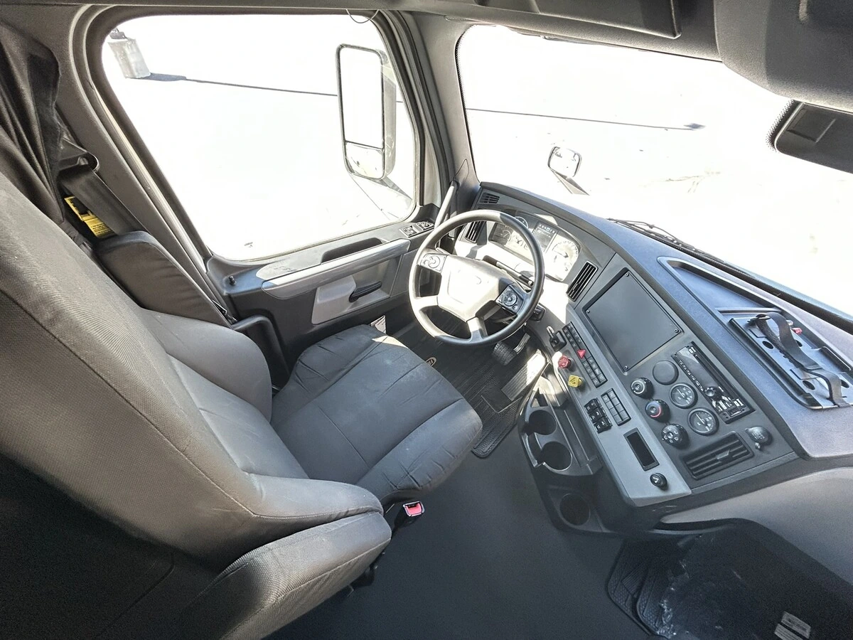 2022 Freightliner Cascadia - image 21