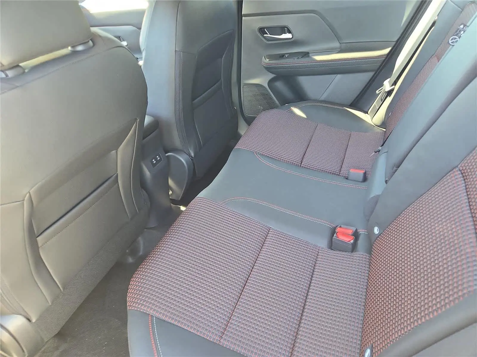 2025 Nissan Kicks SR photo 5