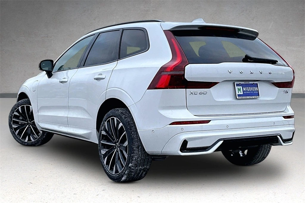 2026 Volvo - image 3