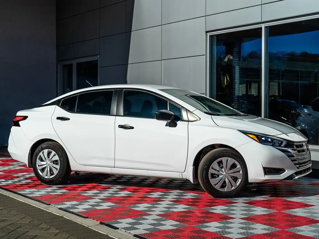 2025 Nissan Versa 1.6 S photo 3