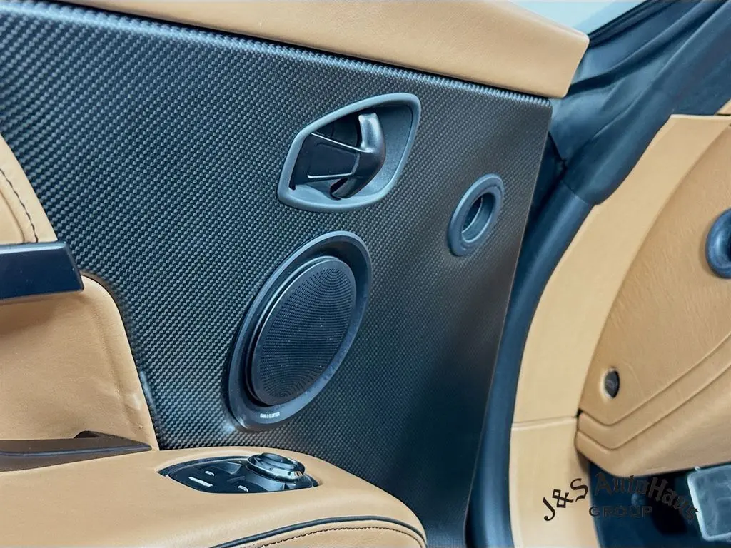 2021 Aston Martin DBS photo 19