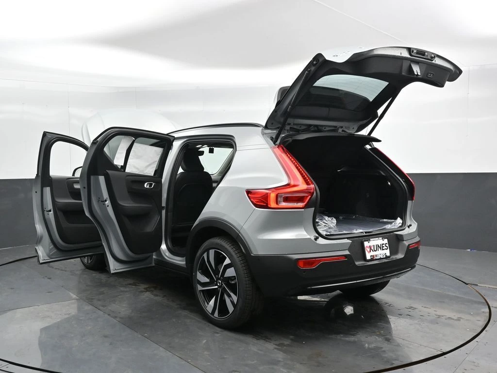 2025 Volvo - image 50