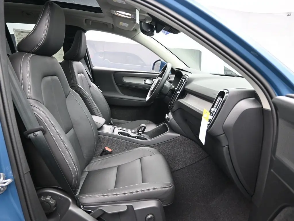 2025 Volvo - image 28