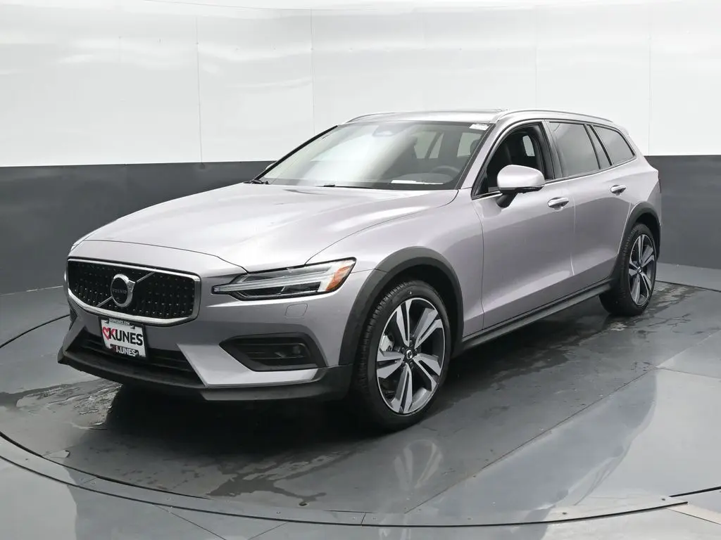 2026 Volvo - image 5
