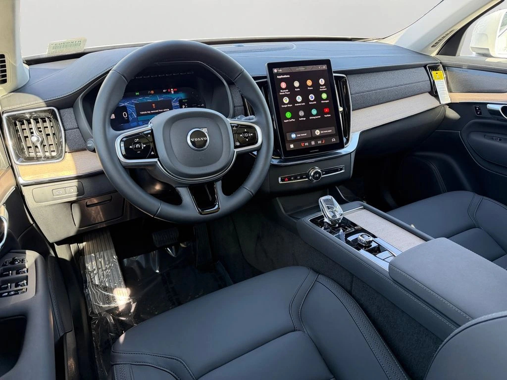 2025 Volvo - image 13