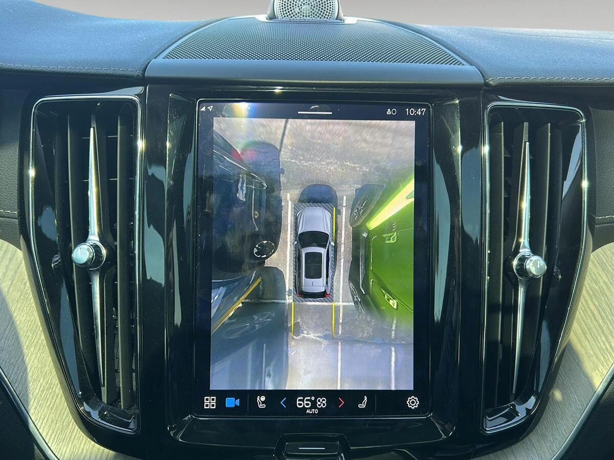 2022 Volvo - image 5