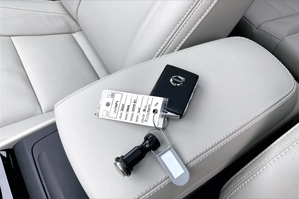 2024 Volvo - image 35