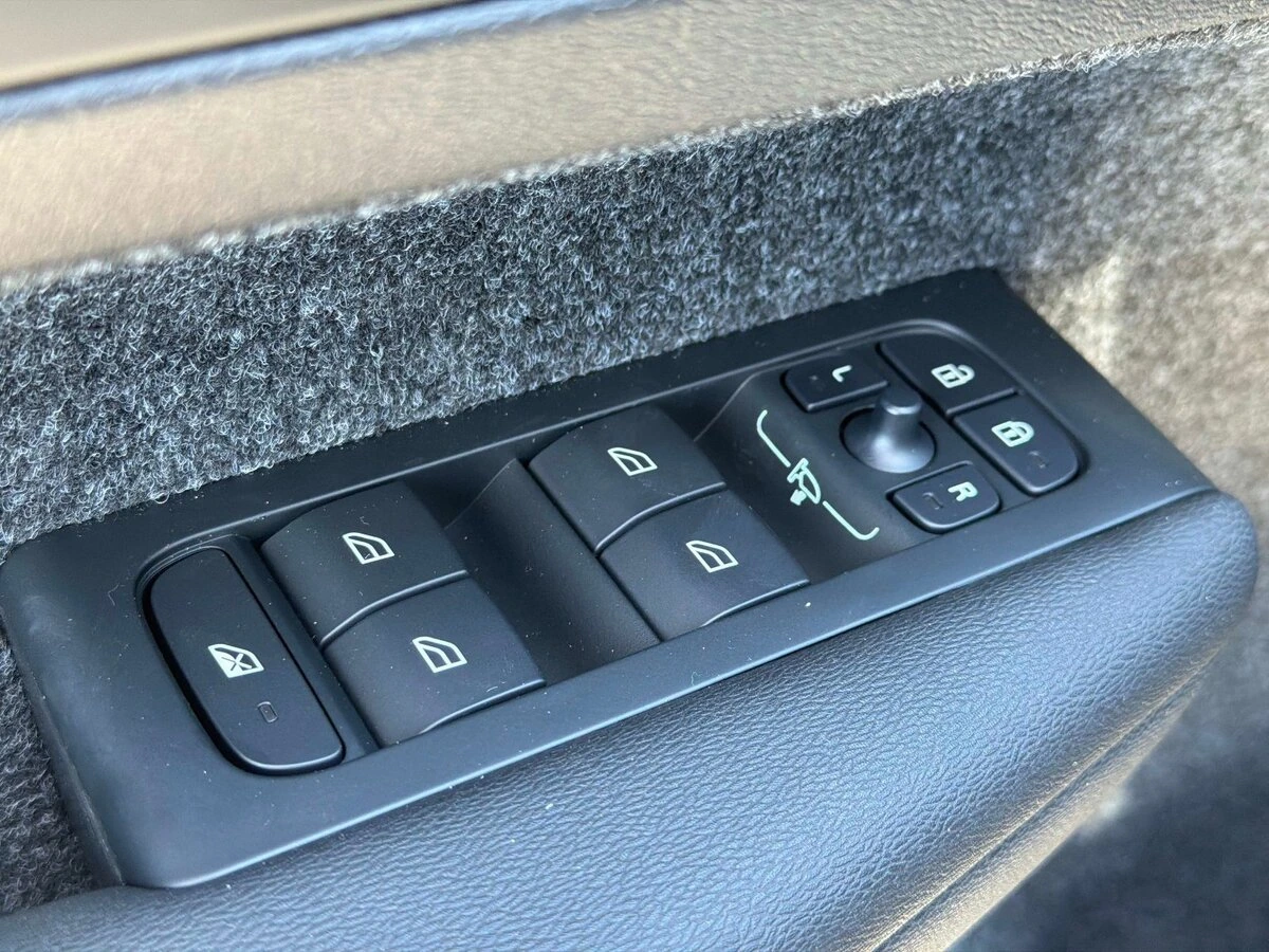 2026 Volvo - image 15