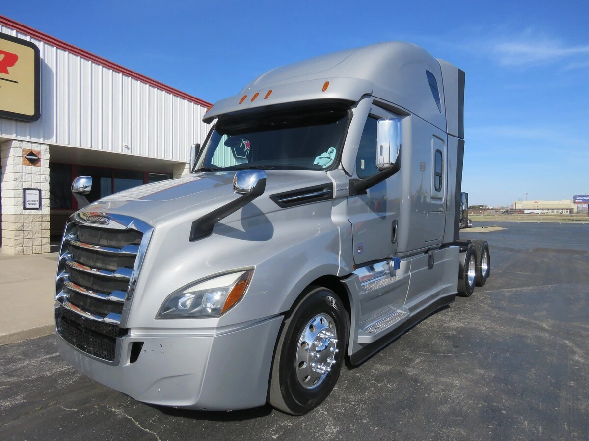 2023 Freightliner Cascadia - image 1