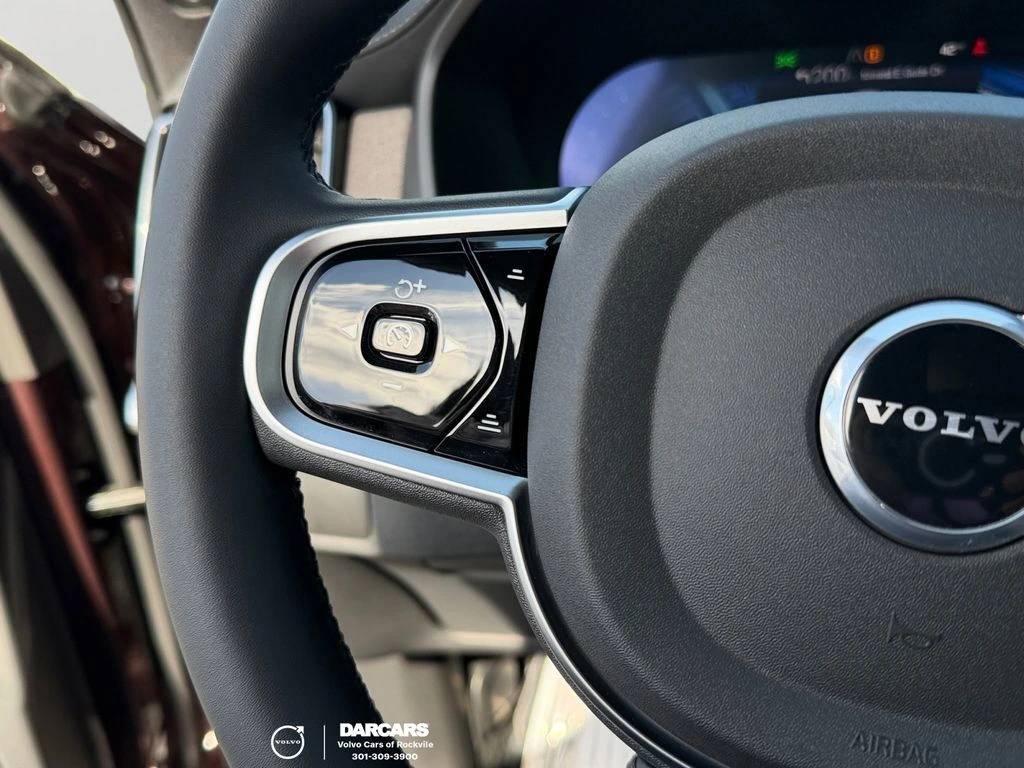 2025 Volvo - image 20
